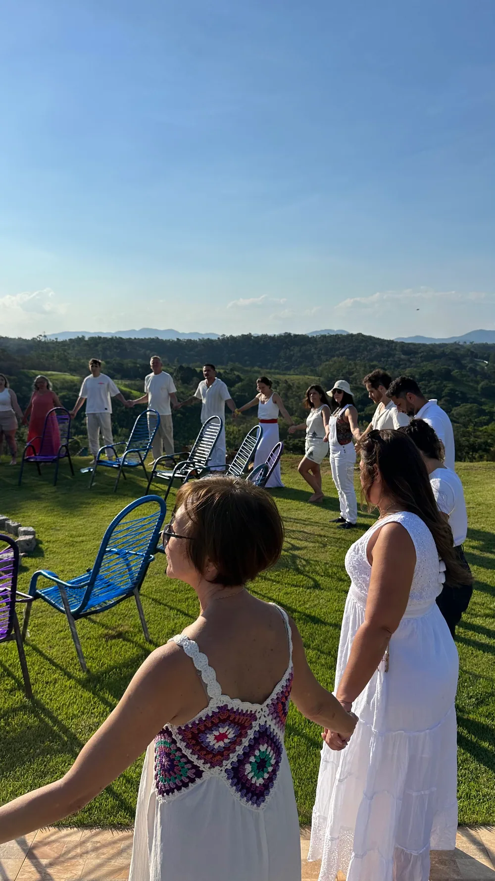 Roda de pessoas ao ar livre na UDA Santa Isabel