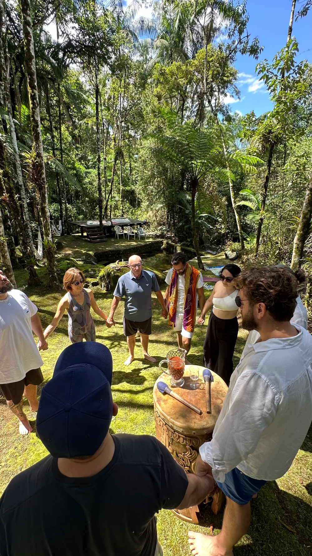 Roda de pessoas em vivência na floresta